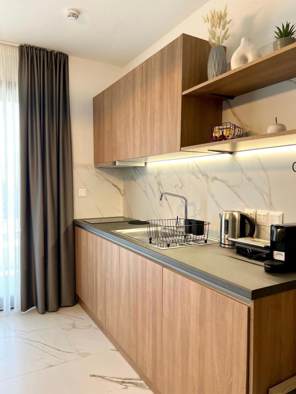 Four Shades Luxury Suites Сарті Екстер'єр фото
