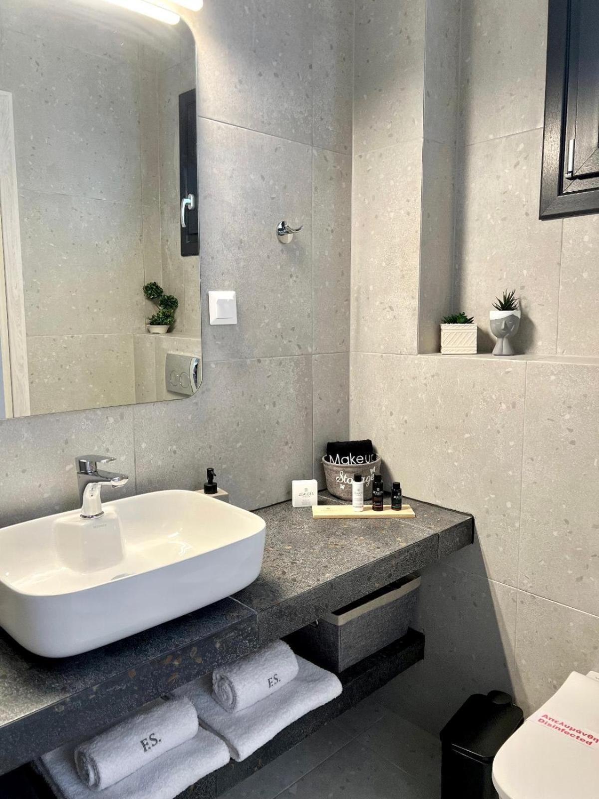 Four Shades Luxury Suites Сарті Екстер'єр фото