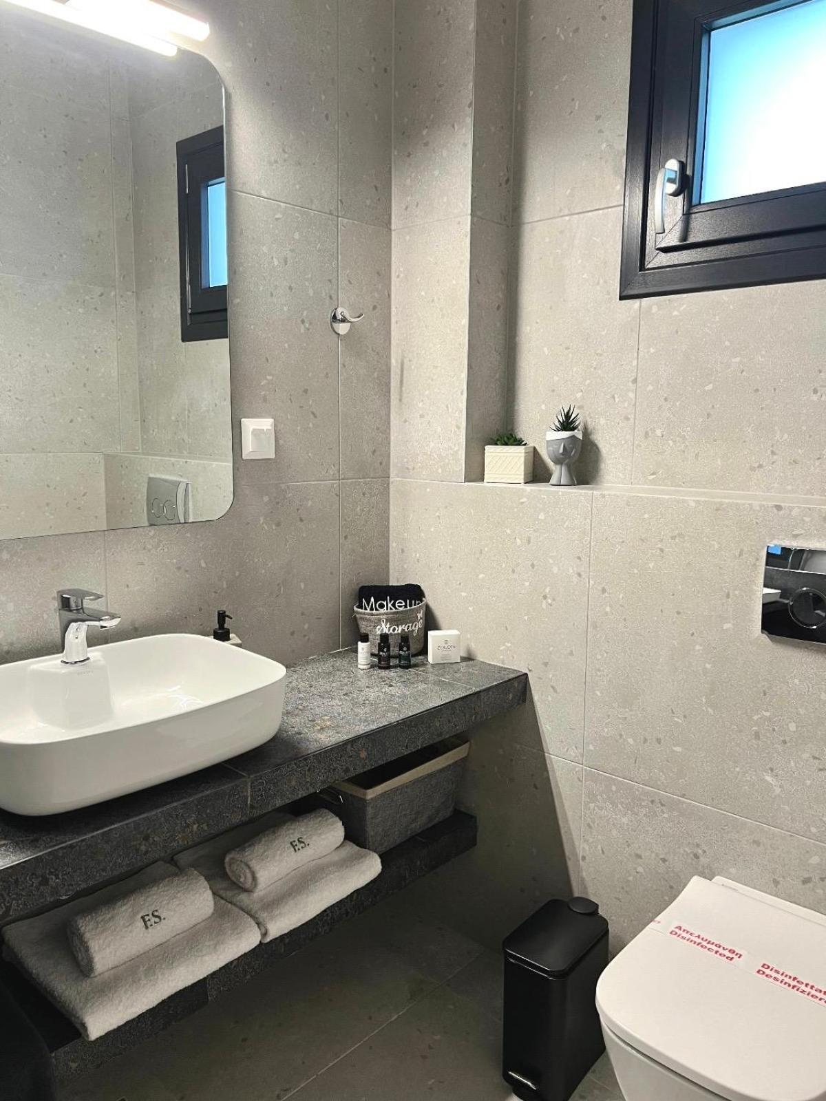 Four Shades Luxury Suites Сарті Екстер'єр фото